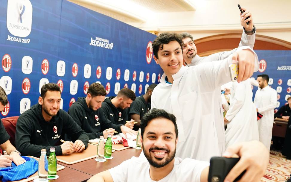 Calhanoglu mentre fa un selfie con alcuni tifosi arabi LA PRESSE